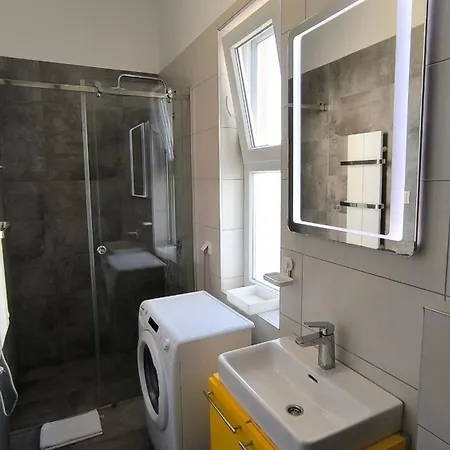 Center 1 Queen Bed Sofa Additional Living Area Appartement