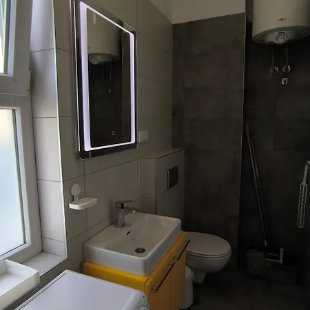 Center 1 Queen Bed Sofa Additional Living Area *