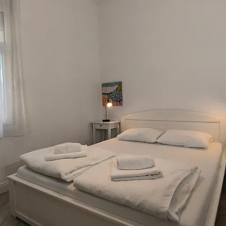 Center 1 Queen Bed Sofa Additional Living Area *