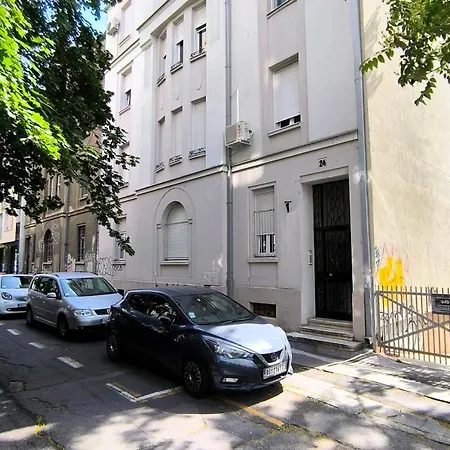 Appartement Center 1 Queen Bed Sofa Additional Living Area