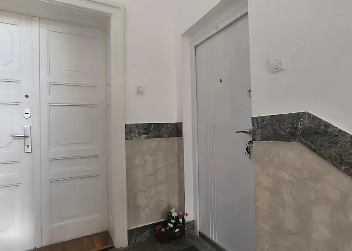 Center 1 Queen Bed Sofa Additional Living Area شقة