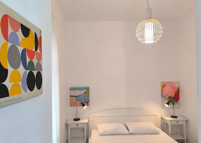 Center 1 Queen Bed Sofa Additional Living Area شقة بلغراد