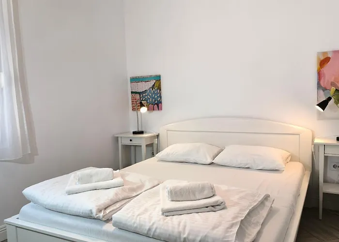 Center 1 Queen Bed Sofa Additional Living Area شقة بلغراد