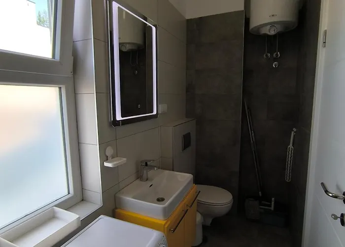 Center 1 Queen Bed Sofa Additional Living Area *