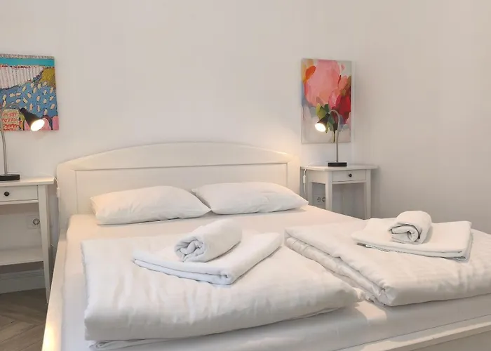 Center 1 Queen Bed Sofa Additional Living Area شقة