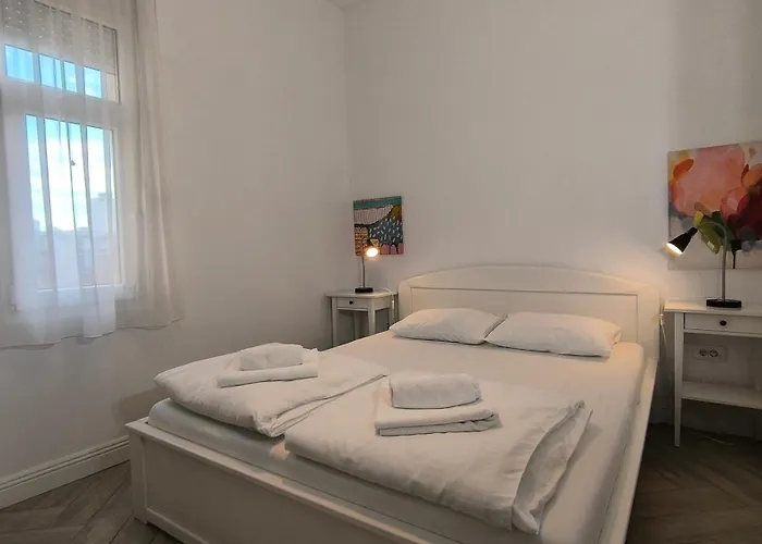 Center 1 Queen Bed Sofa Additional Living Area *